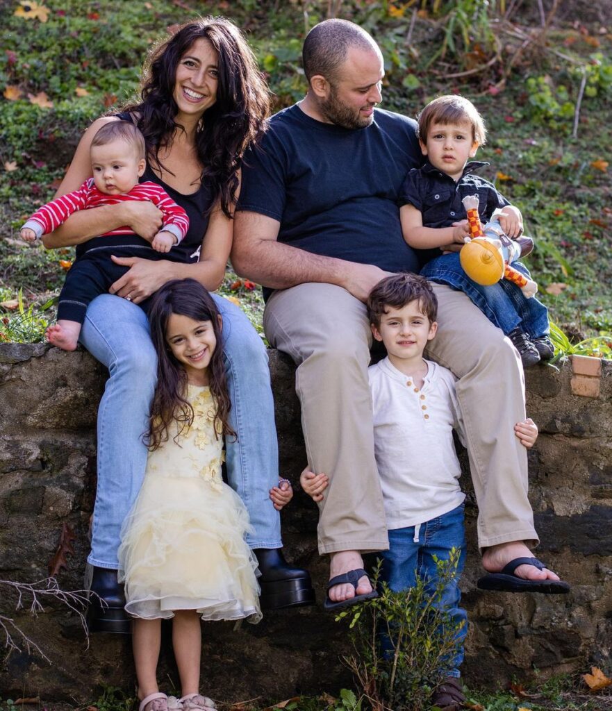 Personalized Family Photography: Engaging with Your Story to Capture Authentic Moments and Connections