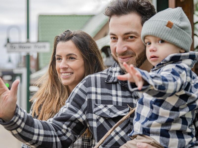 Personalized Family Photography: Engaging with Your Story to Capture Authentic Moments and Connections