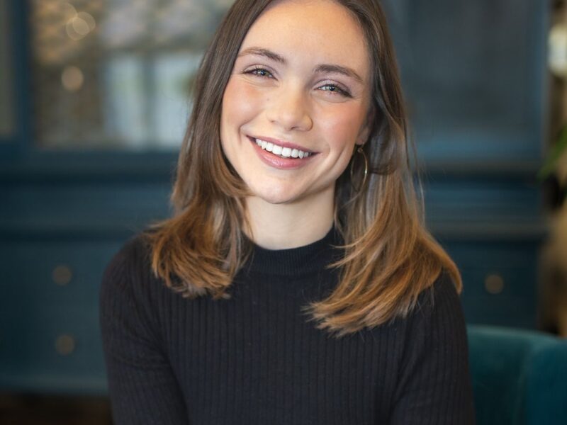 Customized Headshots for Your Personal Brand and Career Goals - Stand Out with a Modern and Professional Image