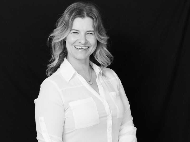 Customized Headshots for Your Personal Brand and Career Goals - Stand Out with a Modern and Professional Image