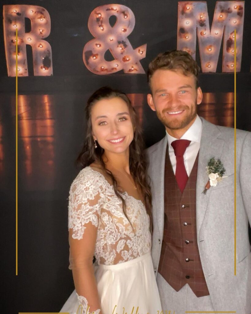 Create unforgettable memories with our fully customizable, modern photobooth experience.