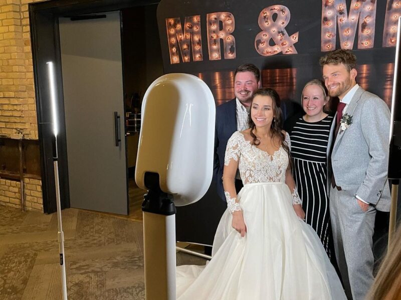 Create unforgettable memories with our fully customizable, modern photobooth experience.