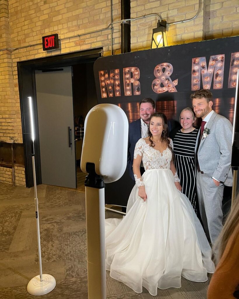 Create unforgettable memories with our fully customizable, modern photobooth experience.