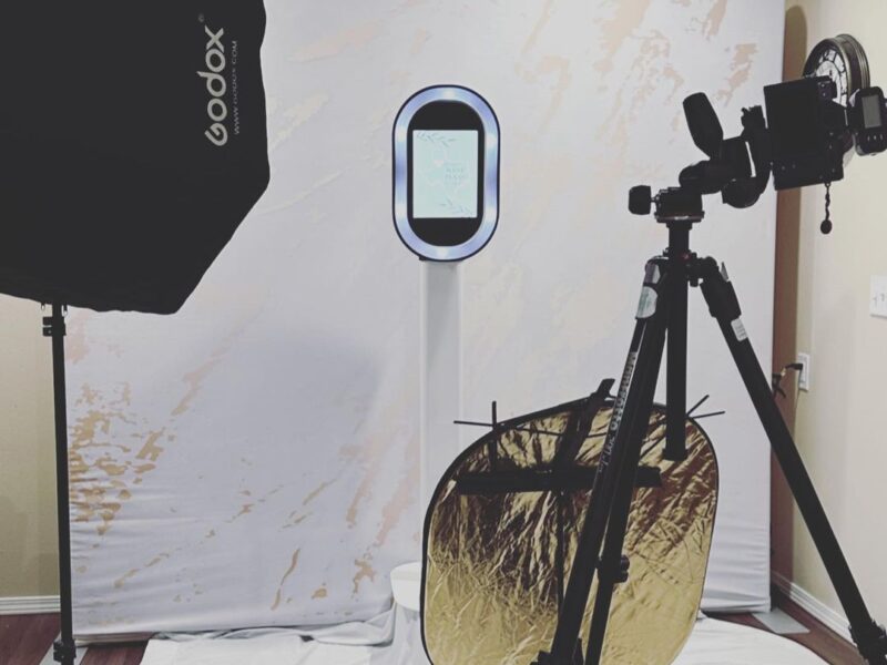 Make an Impression at Your Event with Our Modern Digital Photo Booth: Captivating Photos and Endless Fun!