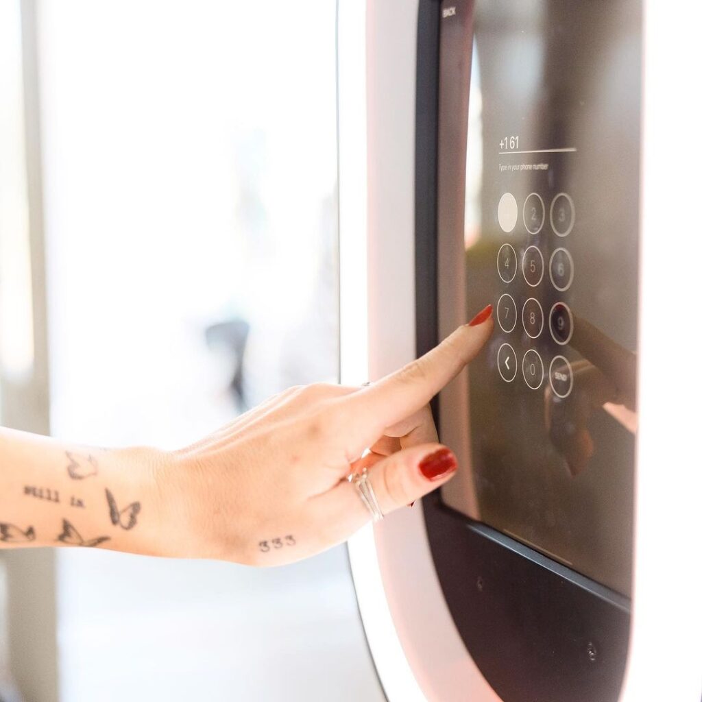 I’m not like a regular booth, I’m a cool booth 🤘🏼