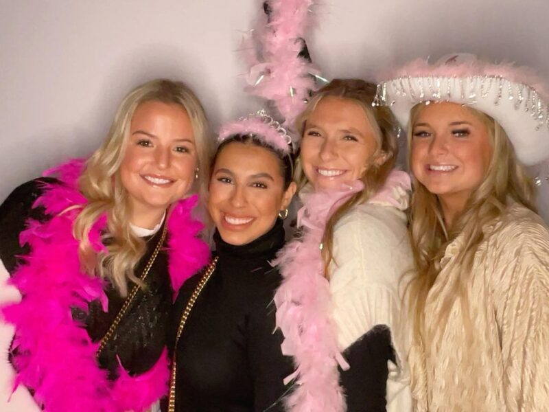 Make an Impression at Your Event with Our Modern Digital Photo Booth: Captivating Photos and Endless Fun!