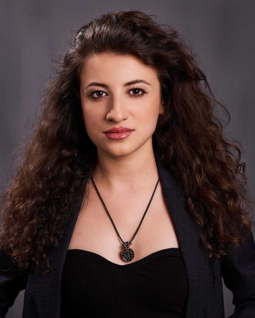 Get Stunning Headshot Looks with Studio and Outdoor Options