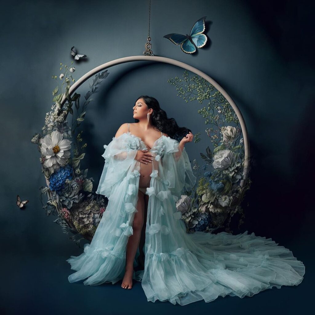 San Diego Maternity Art - Published, Fine Art Maternity Photographer serving the San Diego area! Styled maternity sessions👗300+ gowns available!