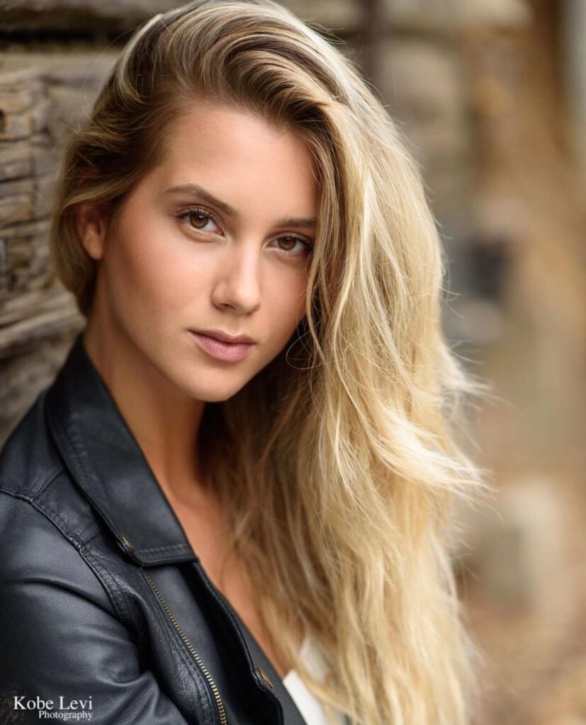 Experience Personalized and Safe Headshot Sessions at Our Contemporary Studio: Professional Backdrops, Wardrobe Racks, and Complimentary Snacks and Beverages Available