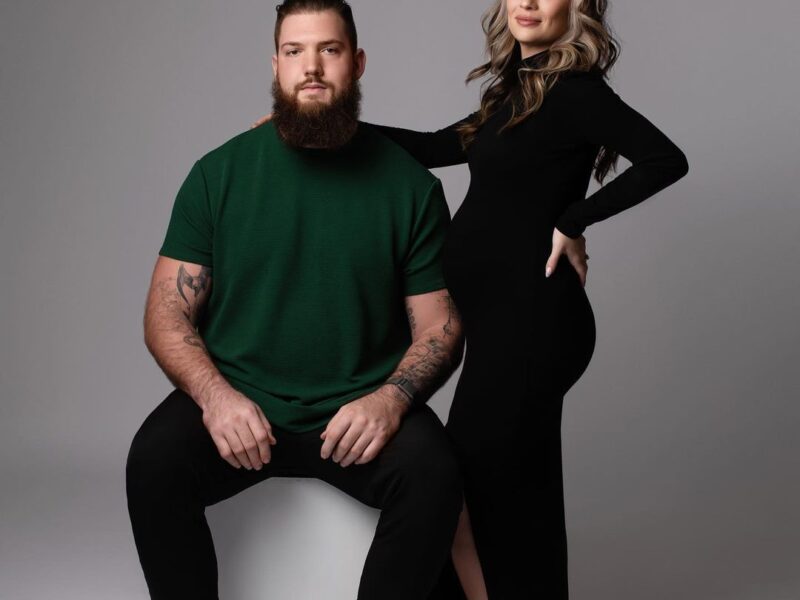 Celebrate your pregnancy with stunning, elegant, and timeless portraits that capture the beauty of this special time in your life.