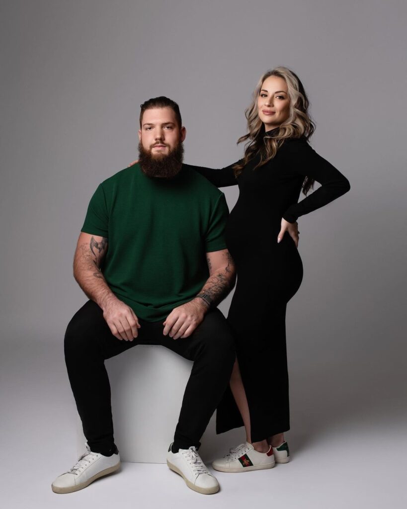 Celebrate your pregnancy with stunning, elegant, and timeless portraits that capture the beauty of this special time in your life.