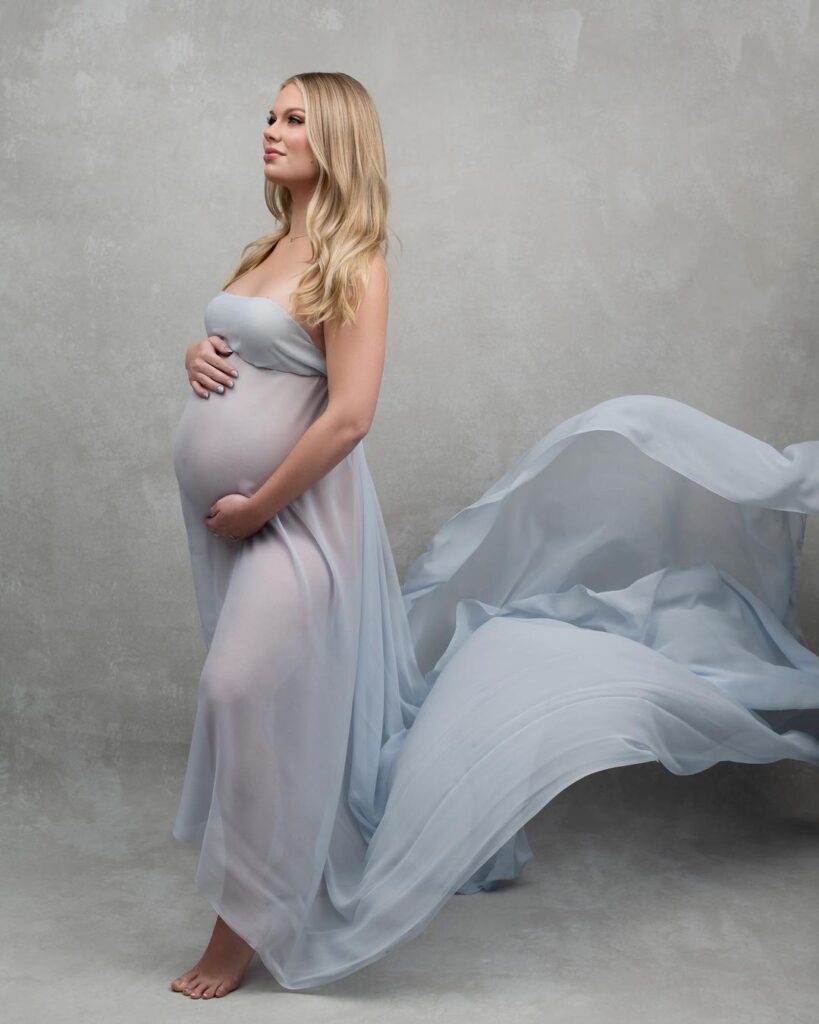 Celebrate your pregnancy with stunning, elegant, and timeless portraits that capture the beauty of this special time in your life.