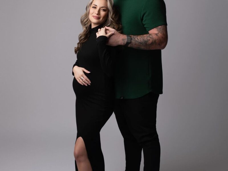 Celebrate your pregnancy with stunning, elegant, and timeless portraits that capture the beauty of this special time in your life.