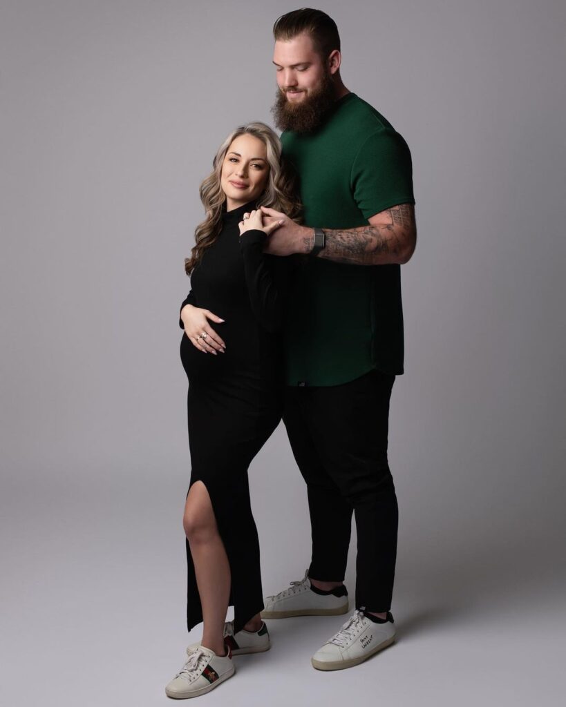 Celebrate your pregnancy with stunning, elegant, and timeless portraits that capture the beauty of this special time in your life.