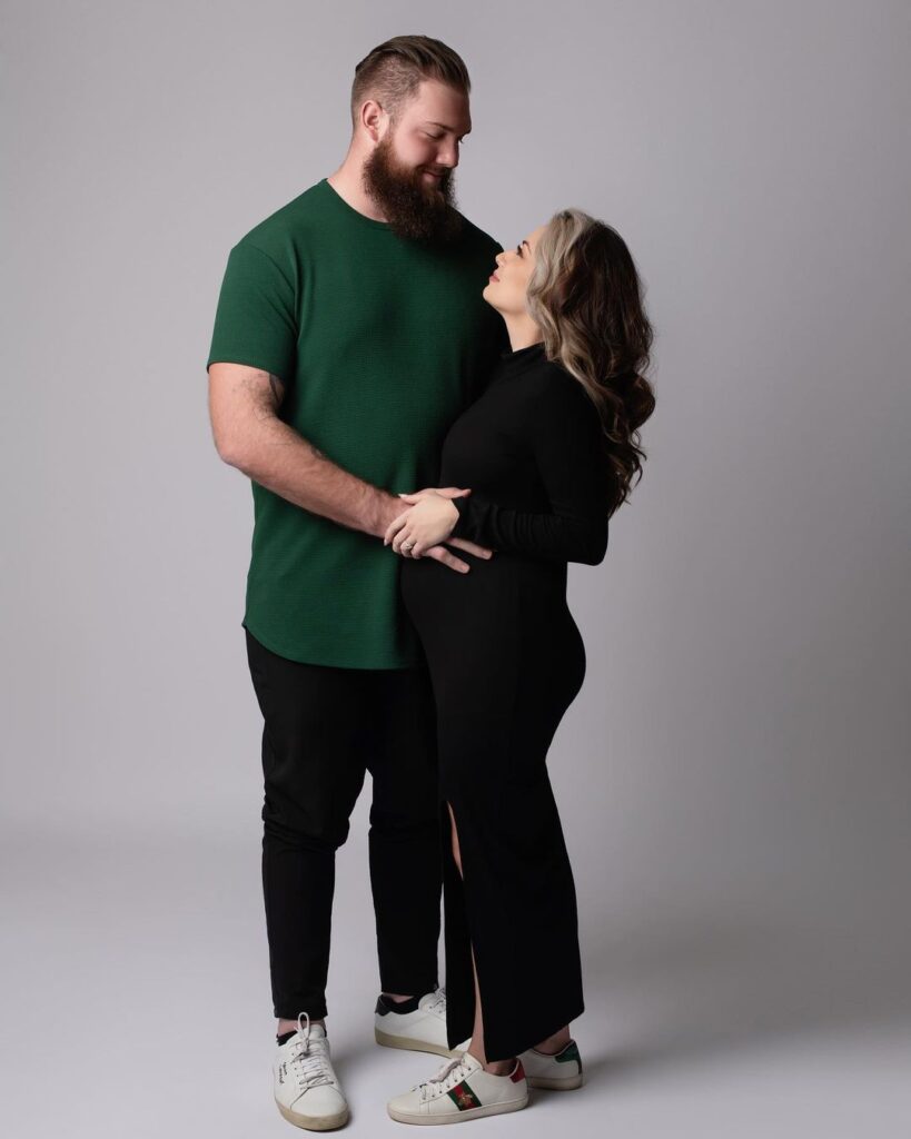 Celebrate your pregnancy with stunning, elegant, and timeless portraits that capture the beauty of this special time in your life.