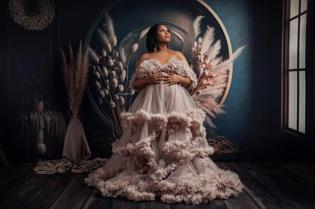 San Diego Maternity Art - Published, Fine Art Maternity Photographer serving the San Diego area! Styled maternity sessions👗300+ gowns available!