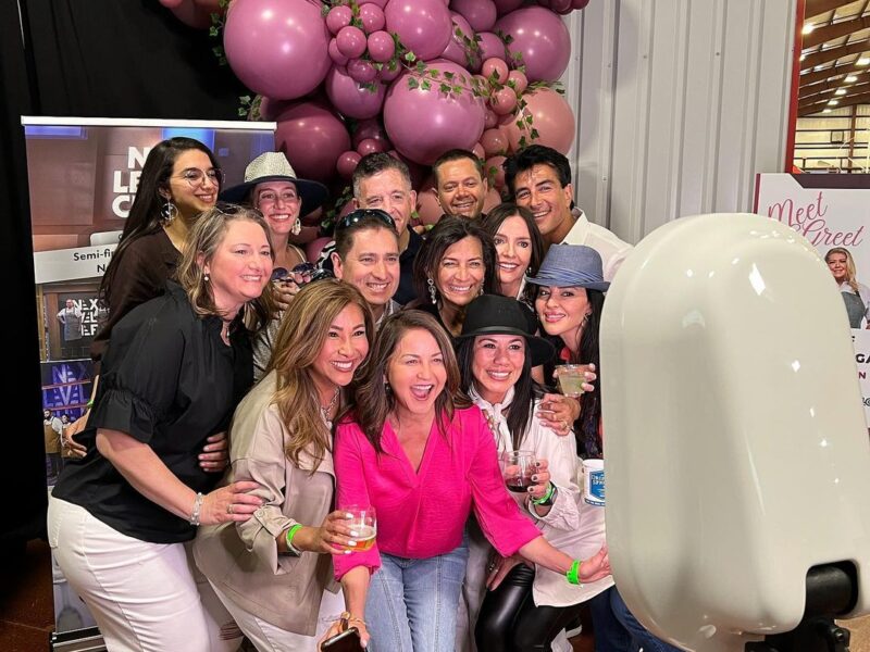Make an Impression at Your Event with Our Modern Digital Photo Booth: Captivating Photos and Endless Fun!