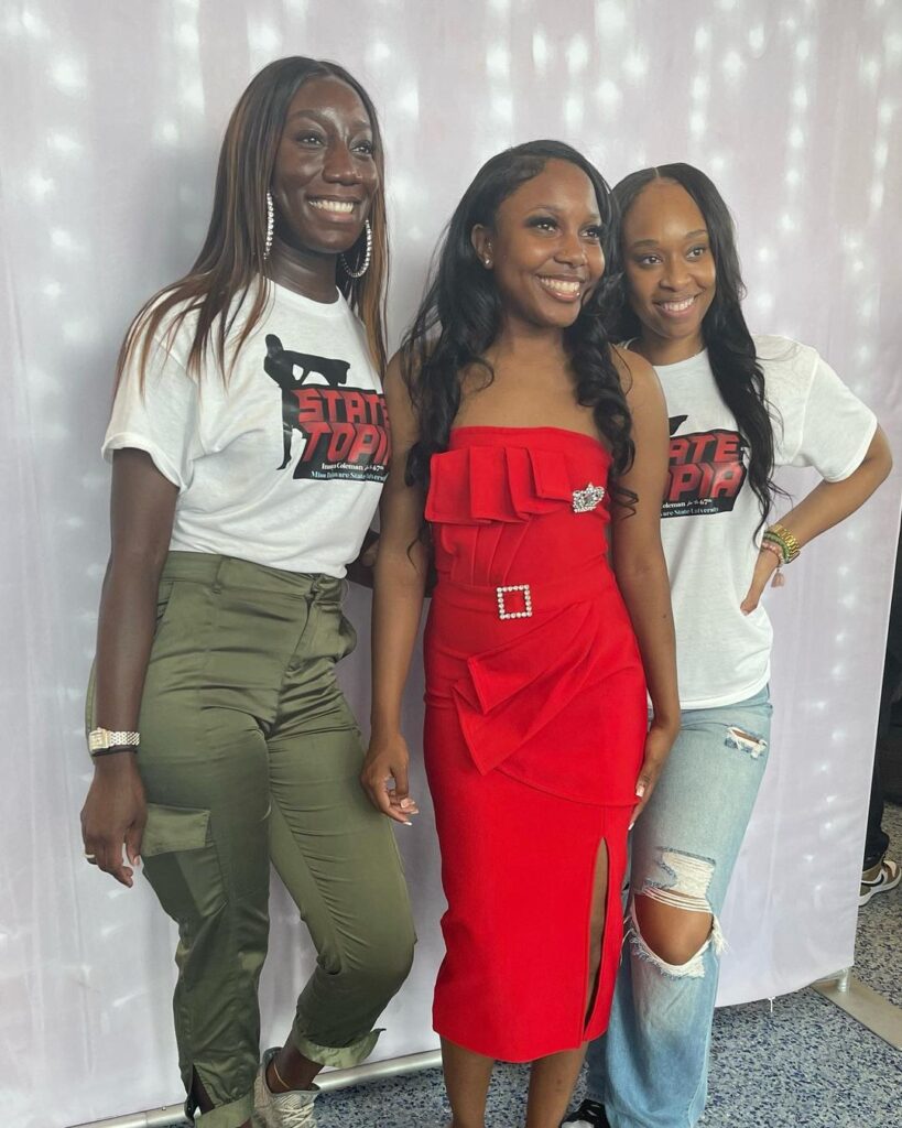 Entertaining Mirrors: Creating Lasting Memories with our Industry-Leading Mirror Booth!