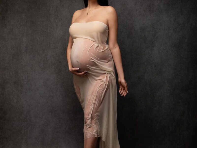 Celebrate your pregnancy with stunning, elegant, and timeless portraits that capture the beauty of this special time in your life.
