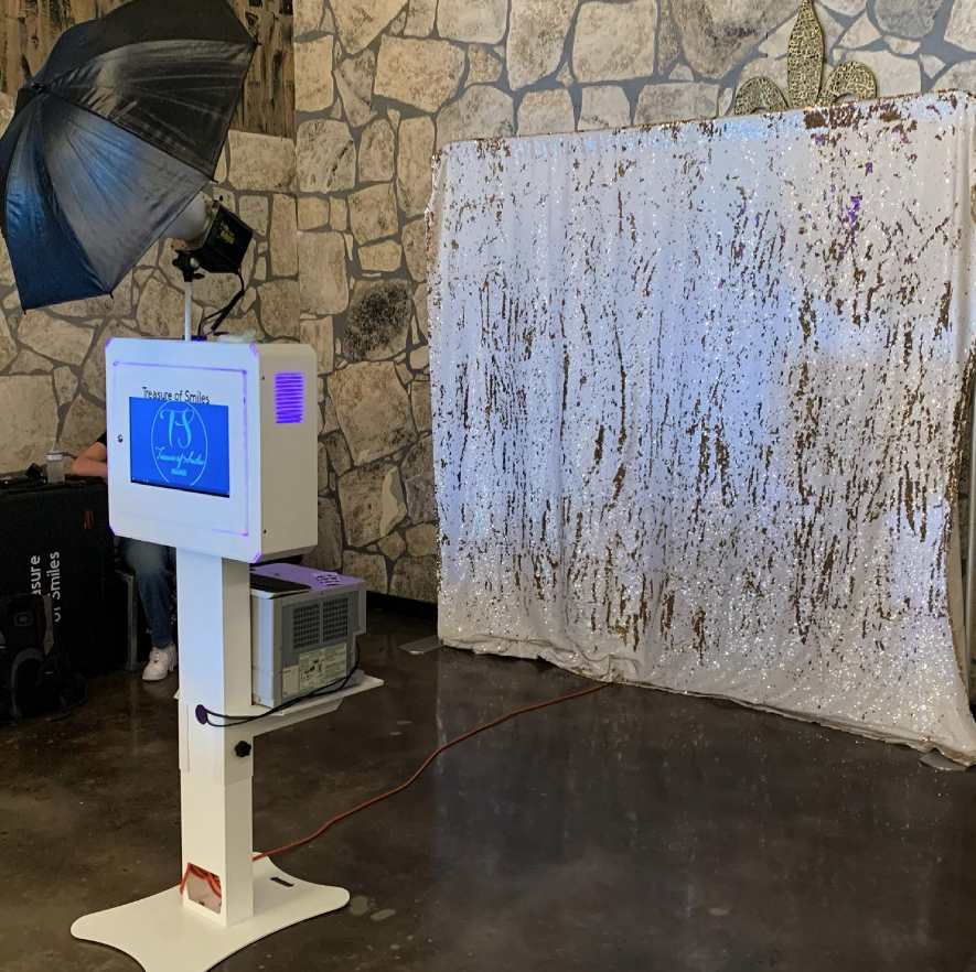 State of the Art Photo Booth Technology for Unforgettable Events: Elegant Prints, Customizable Layouts, and MMS Sharing!