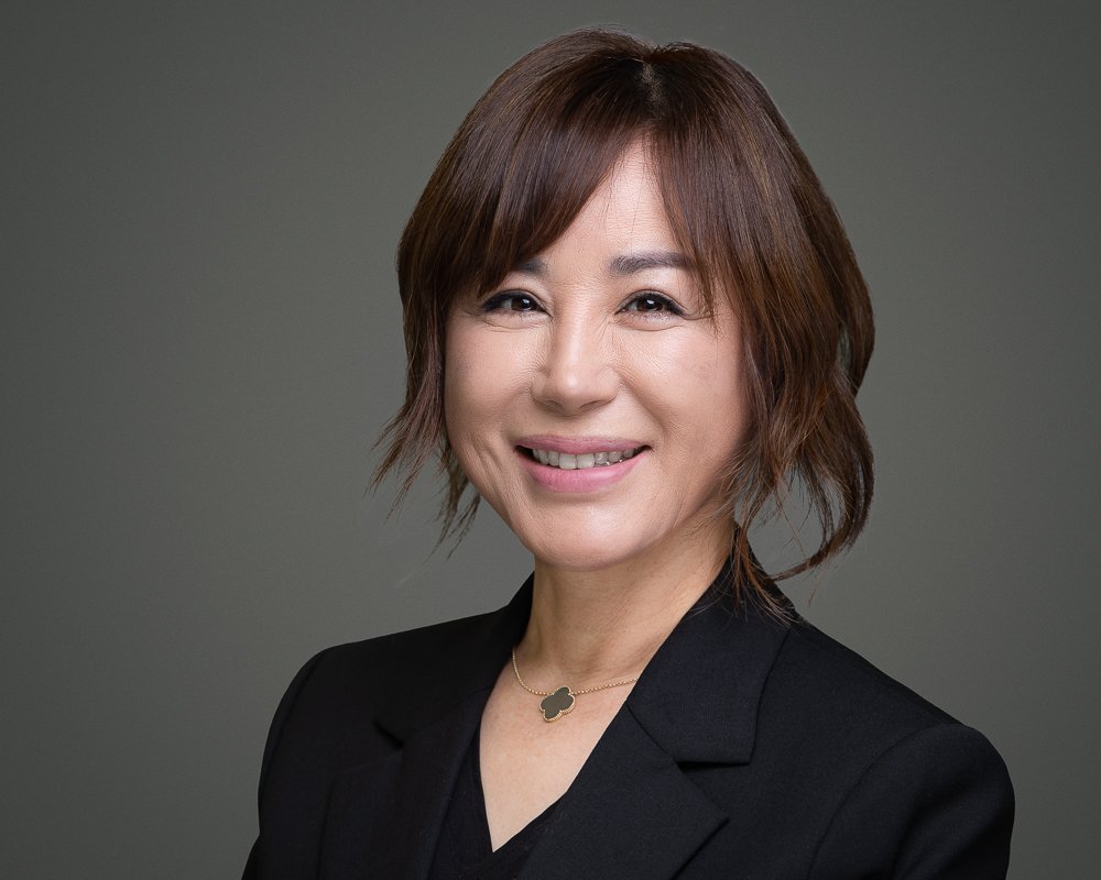 Elevate Your Professional Image with Our Flexible Headshot Photography Session: Unlimited Outfit Changes and Multiple Background Options