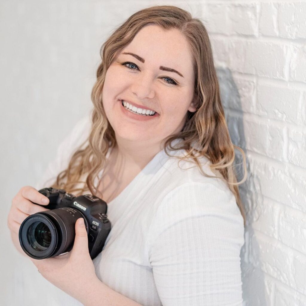 Photographer 📷 Capturing love through bright, colorful photos 🌈 Every love story deserves celebrating