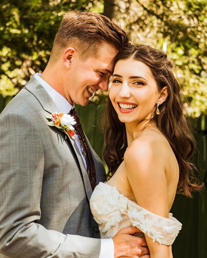 Create Lasting Memories with Averi - Your Go-To Photographer for Weddings, Engagements, and More!