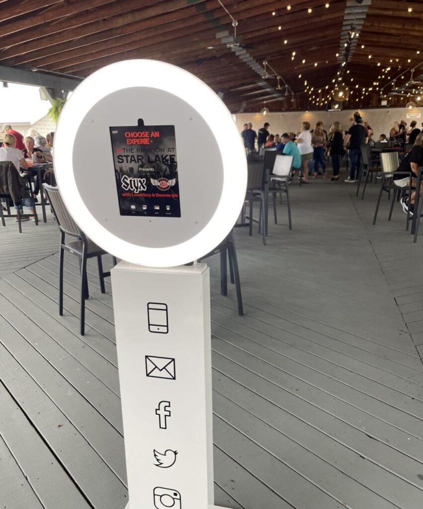 THE LOOKING GLASS PHOTO BOOTH