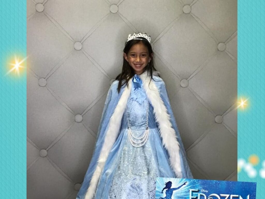 THE LOOKING GLASS PHOTO BOOTH