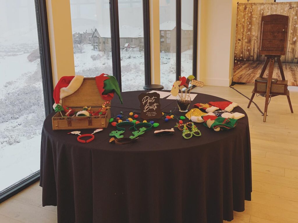 Step Back in Time with Our Vintage Luxury Photobooth - Perfect for Your Event!