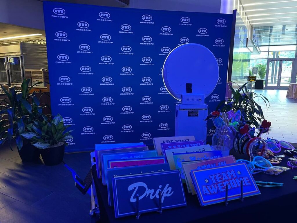 THE LOOKING GLASS PHOTO BOOTH