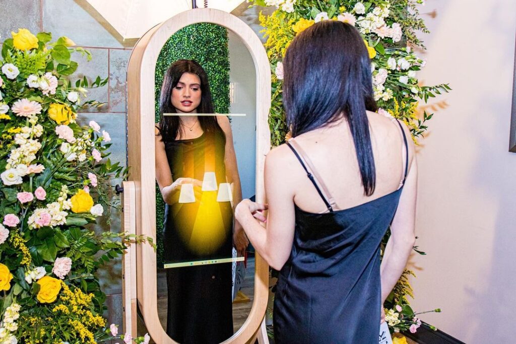 Retro Mirror Photo 📸 A highly interactive photo booth that will guarantee to create memories that'll last a lifetime