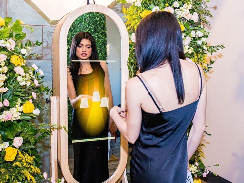 Retro Mirror Photo 📸 A highly interactive photo booth that will guarantee to create memories that'll last a lifetime