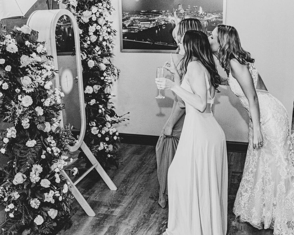 Retro Mirror Photo 📸 A highly interactive photo booth that will guarantee to create memories that'll last a lifetime