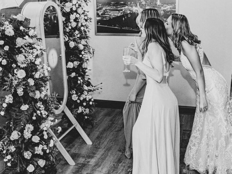 Retro Mirror Photo 📸 A highly interactive photo booth that will guarantee to create memories that'll last a lifetime