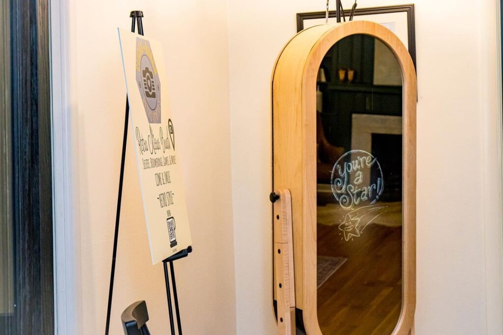 Retro Mirror Photo 📸 A highly interactive photo booth that will guarantee to create memories that'll last a lifetime