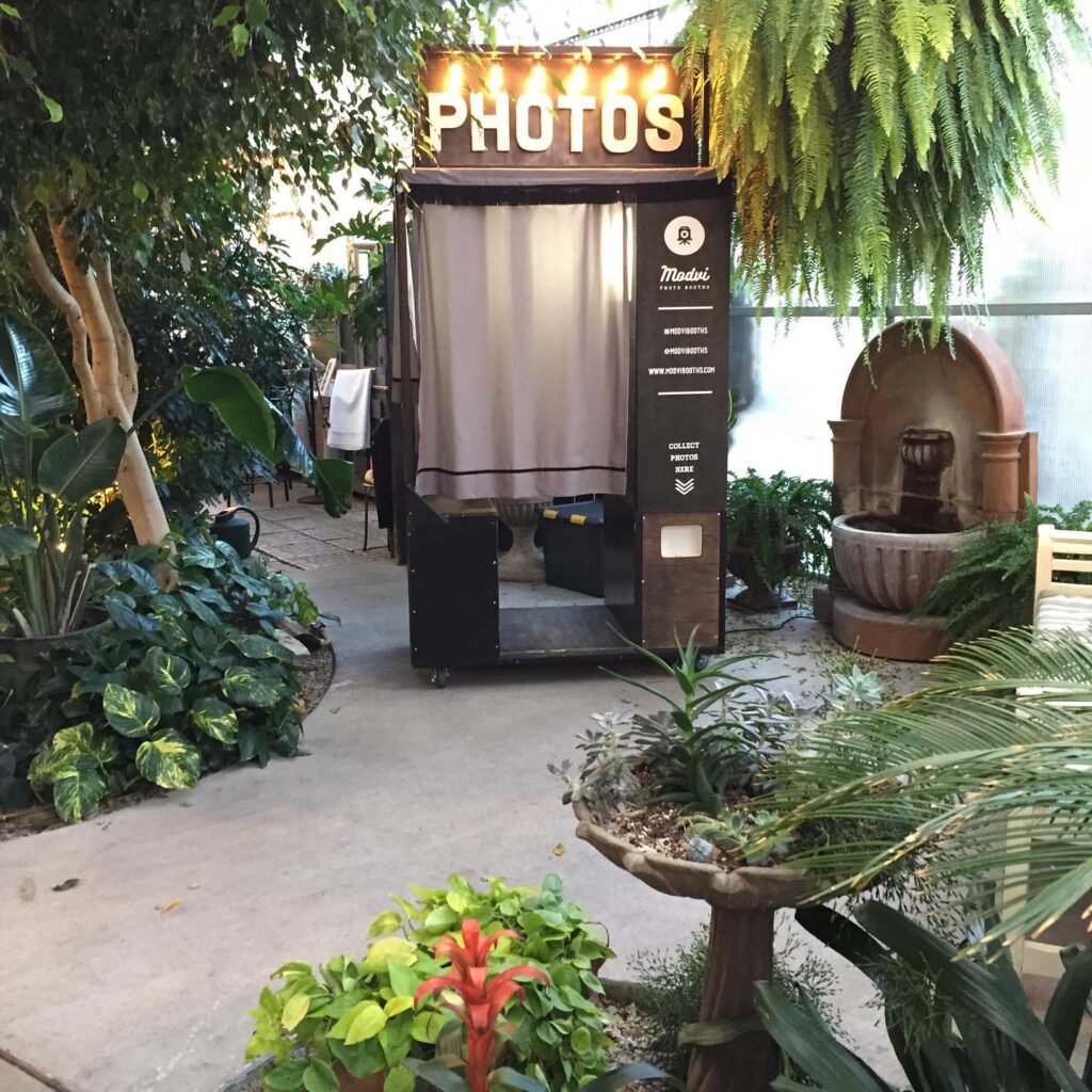 Step Back in Time with Our Vintage Luxury Photobooth - Perfect for Your Event!